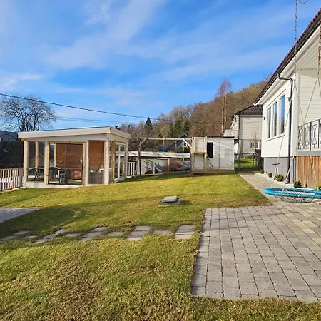 Familie Bolig Med Hage Βίλα Lyngdal